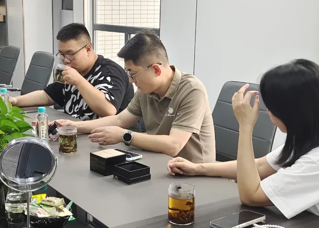 苏州广电总台《新闻夜班车》主播杨冰老师一行到访问兰药业